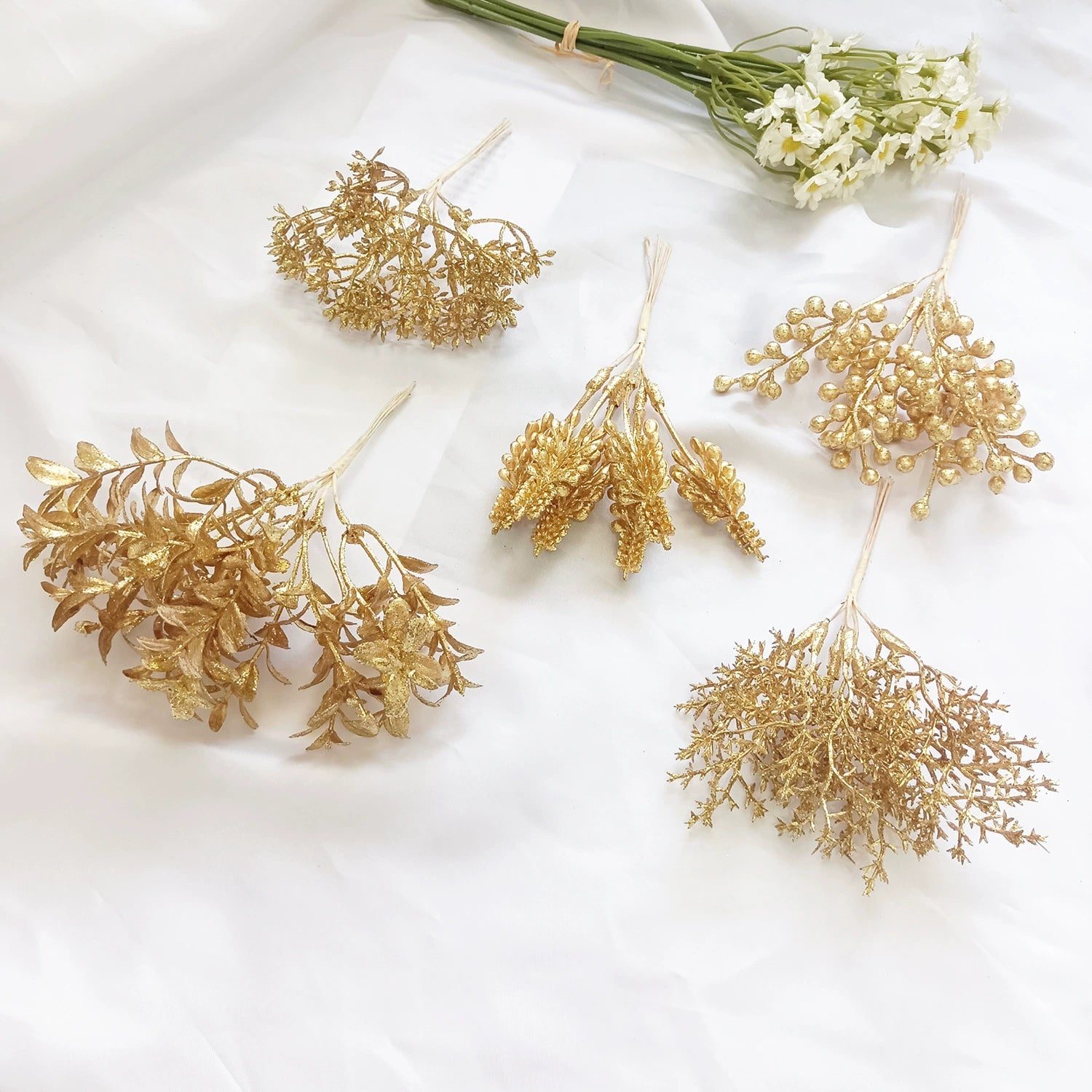 Petit Bouquet Artificiel Cèdre Doré 20 cm, Rameau de Pin pour DIY, Corsage Mariage, Décoration de Noël, Ambiance Élégante et Champêtre