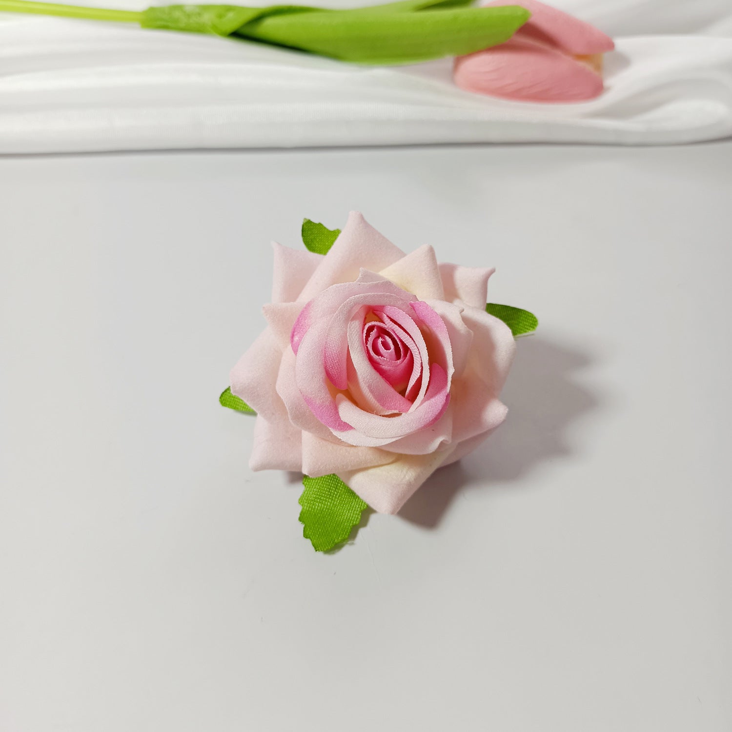 Tête de Rose Artificielle en Velours 5,5 cm, Fleur Décorative au Charme Rétro, Idéale pour DIY Mariage, Corsage et Décoration Champêtre
