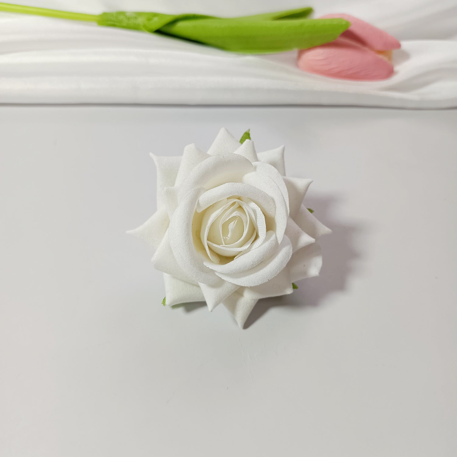 Tête de Rose Artificielle en Velours 5,5 cm, Fleur Décorative au Charme Rétro, Idéale pour DIY Mariage, Corsage et Décoration Champêtre
