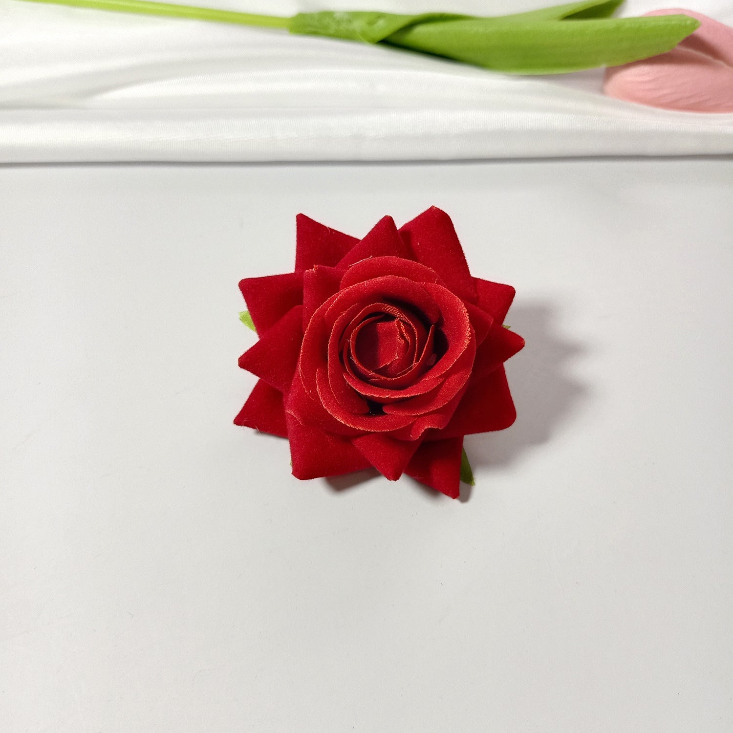 Tête de Rose Artificielle en Velours 5,5 cm, Fleur Décorative au Charme Rétro, Idéale pour DIY Mariage, Corsage et Décoration Champêtre