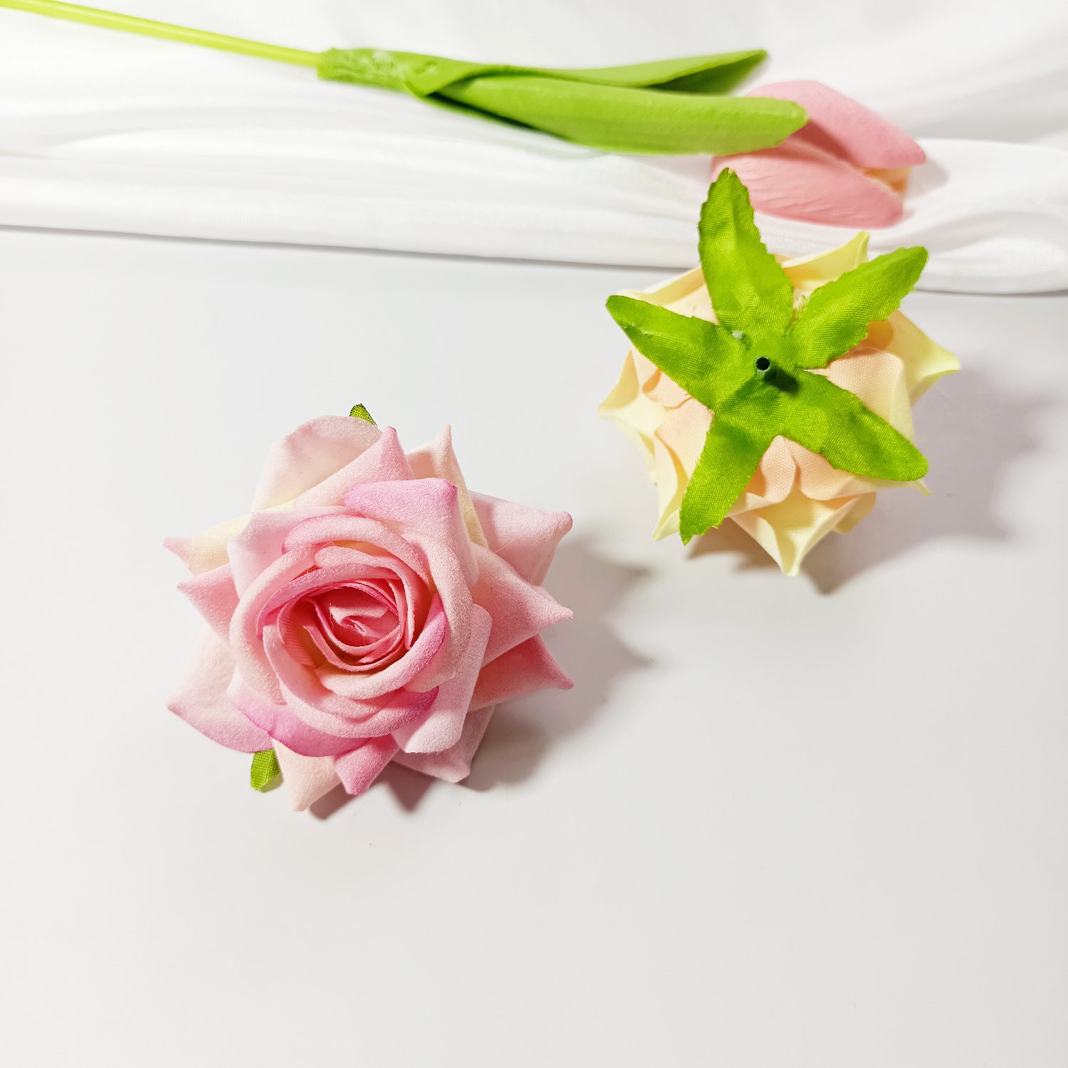 Tête de Rose Artificielle en Velours 5,5 cm, Fleur Décorative au Charme Rétro, Idéale pour DIY Mariage, Corsage et Décoration Champêtre