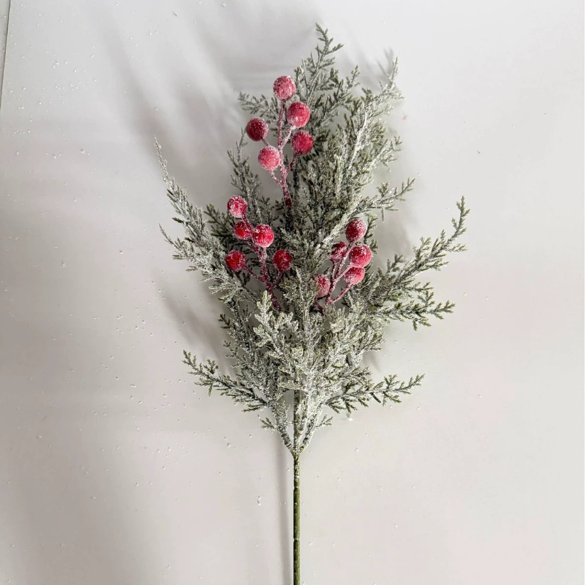 Branche de pin artificiel avec baies rouges 50 cm - Décoration intemporelle pour Noël, mariage, terrasse, cimetière - Ambiance champêtre provençale