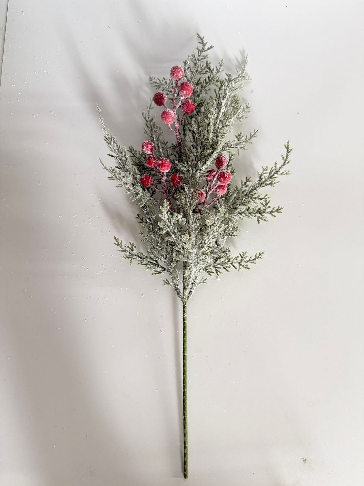 Branche de pin artificiel avec baies rouges 50 cm - Décoration intemporelle pour Noël, mariage, terrasse, cimetière - Ambiance champêtre provençale