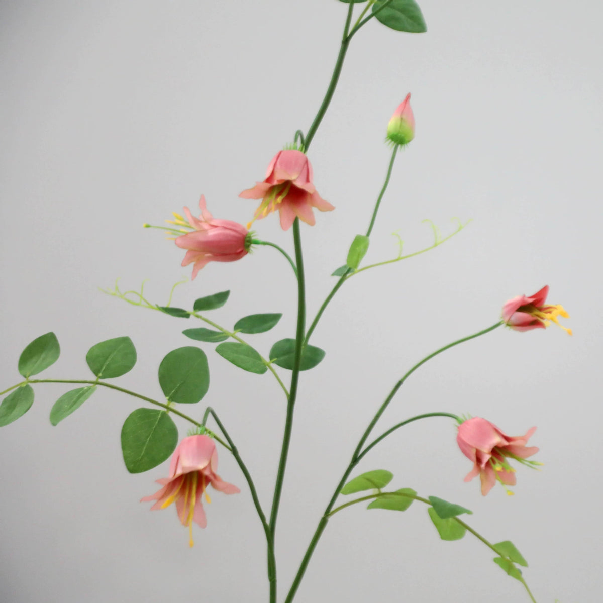 Fleurs artificielles Clématite à clochettes, 105 cm, tige unique avec 8 fleurs, idéales pour mariages, décoration intérieure et espaces commerciaux, disponibles en orange, violet, jaune et rose