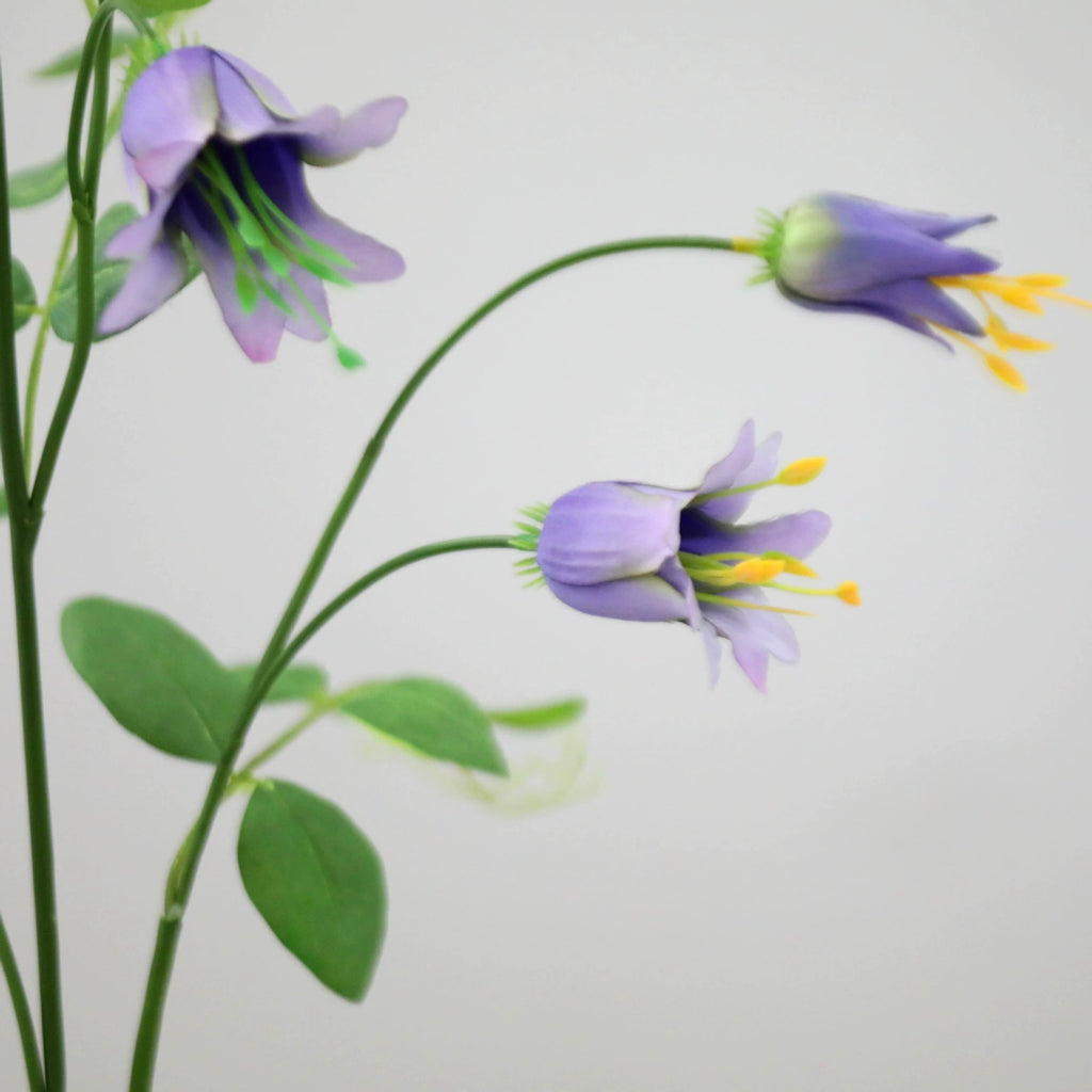 Fleurs artificielles Clématite à clochettes, 105 cm, tige unique avec 8 fleurs, idéales pour mariages, décoration intérieure et espaces commerciaux, disponibles en orange, violet, jaune et rose