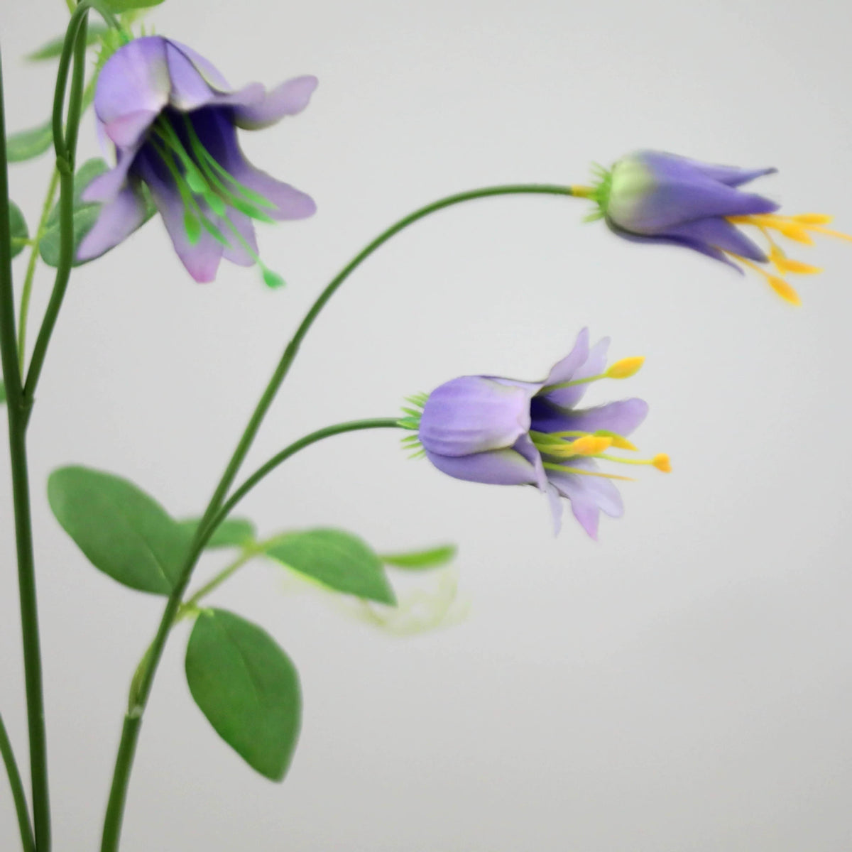 Fleurs artificielles Clématite à clochettes, 105 cm, tige unique avec 8 fleurs, idéales pour mariages, décoration intérieure et espaces commerciaux, disponibles en orange, violet, jaune et rose