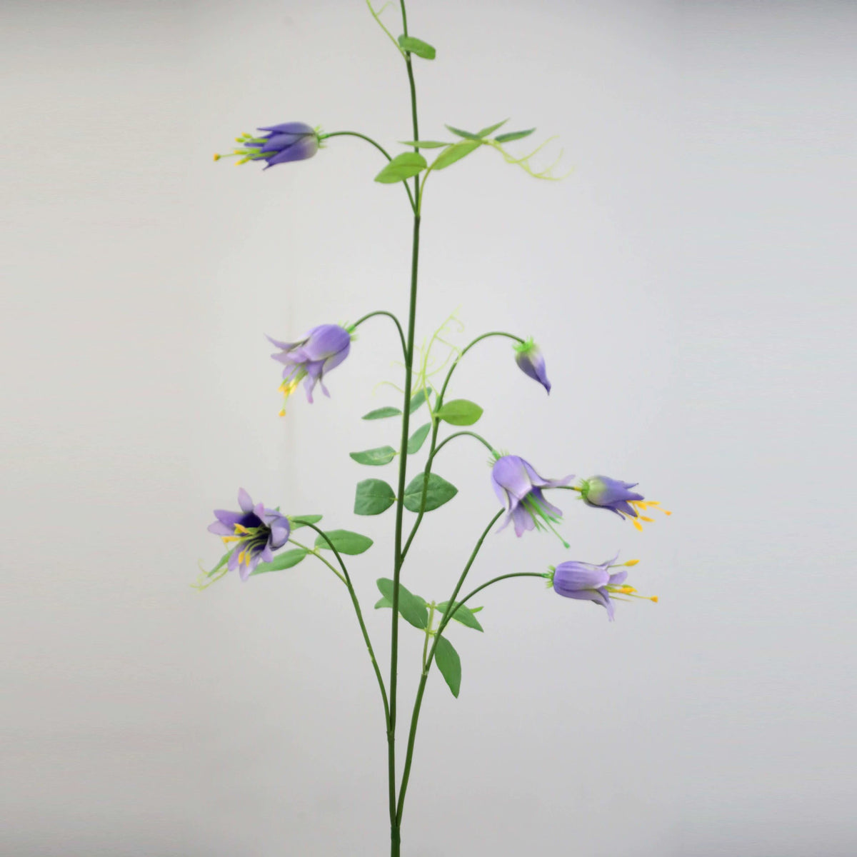 Fleurs artificielles Clématite à clochettes, 105 cm, tige unique avec 8 fleurs, idéales pour mariages, décoration intérieure et espaces commerciaux, disponibles en orange, violet, jaune et rose