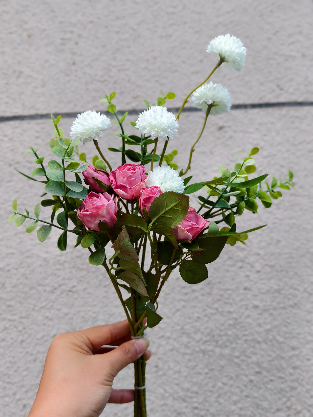 Bouquet champêtre 42 cm – Eucalyptus, Pâquerettes, Roses crantées, 5 unités, sans entretien
