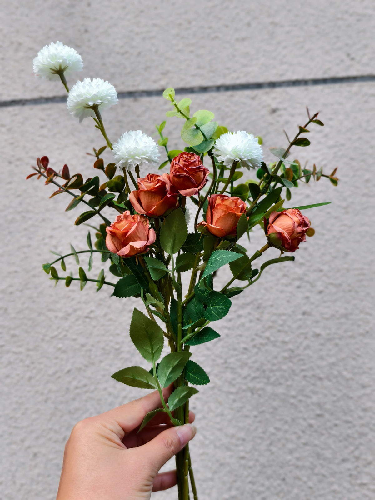 Bouquet champêtre 42 cm – Eucalyptus, Pâquerettes, Roses crantées, 5 unités, sans entretien
