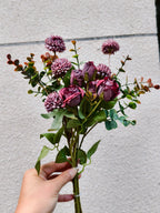 Bouquet champêtre 42 cm – Eucalyptus, Pâquerettes, Roses crantées, 5 unités, sans entretien