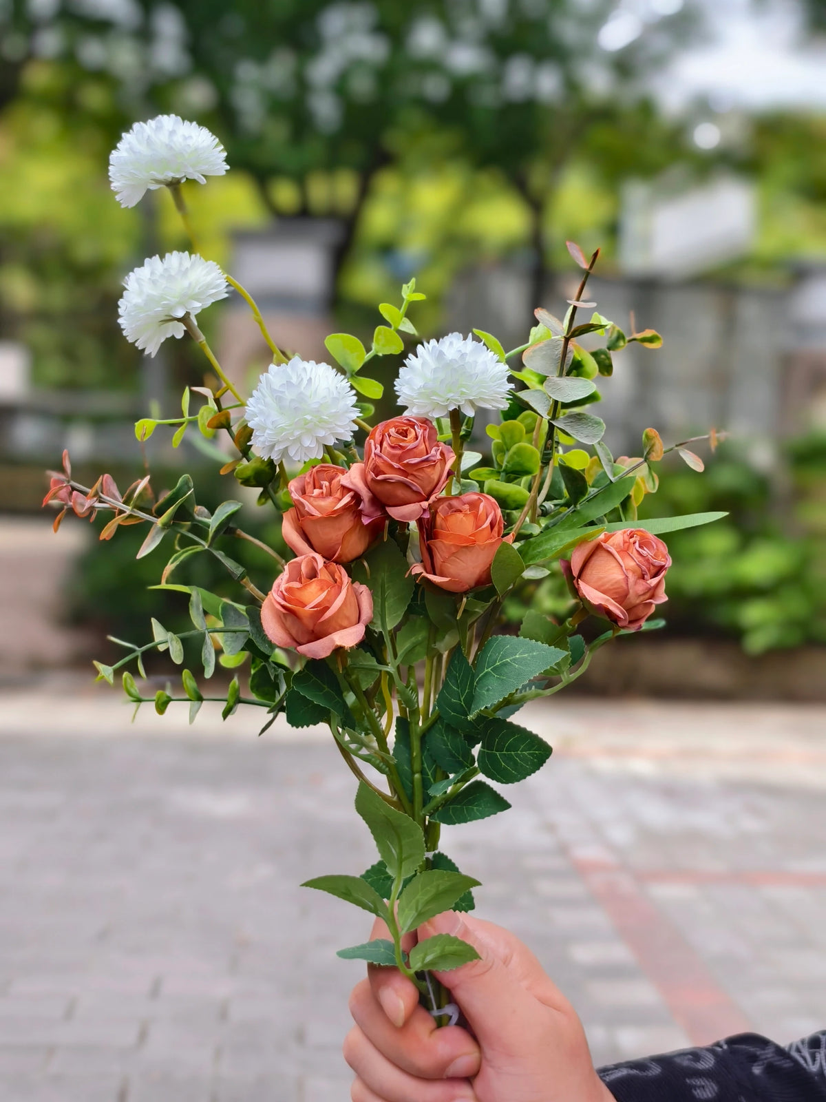 Bouquet champêtre 42 cm – Eucalyptus, Pâquerettes, Roses crantées, 5 unités, sans entretien