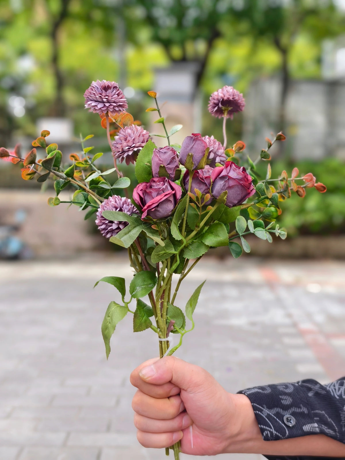 Bouquet champêtre 42 cm – Eucalyptus, Pâquerettes, Roses crantées, 5 unités, sans entretien