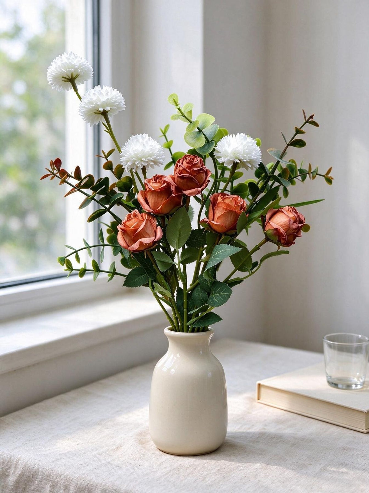 Bouquet champêtre 42 cm – Eucalyptus, Pâquerettes, Roses crantées, 5 unités, sans entretien