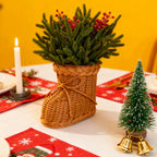 40 cm Tiges artificielles de pin de Norfolk avec baies rouges dans un vase en rotin tissé à pieds – Décorations de Noël