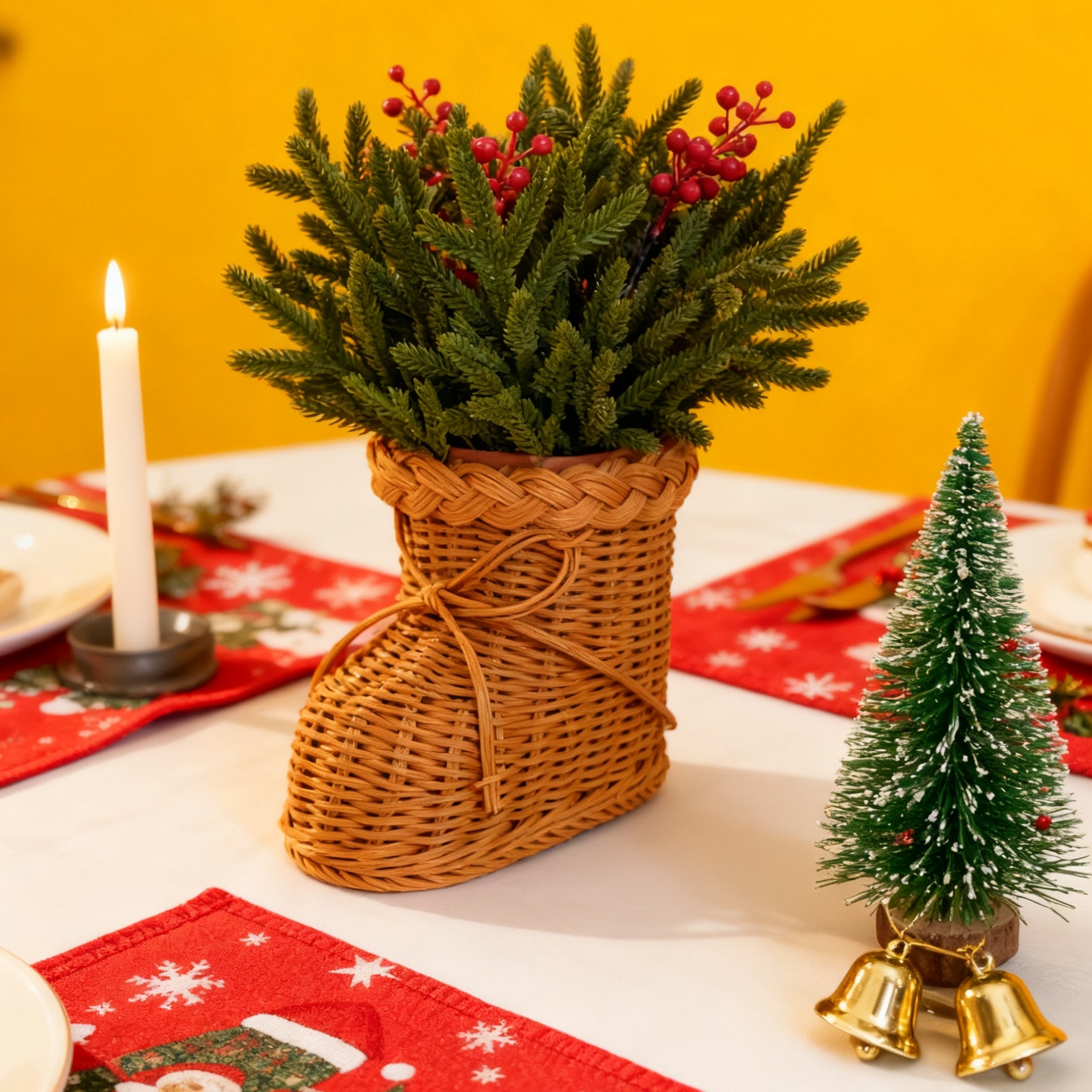 40 cm Tiges artificielles de pin de Norfolk avec baies rouges dans un vase en rotin tissé à pieds – Décorations de Noël