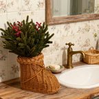 40 cm Tiges artificielles de pin de Norfolk avec baies rouges dans un vase en rotin tissé à pieds – Décorations de Noël