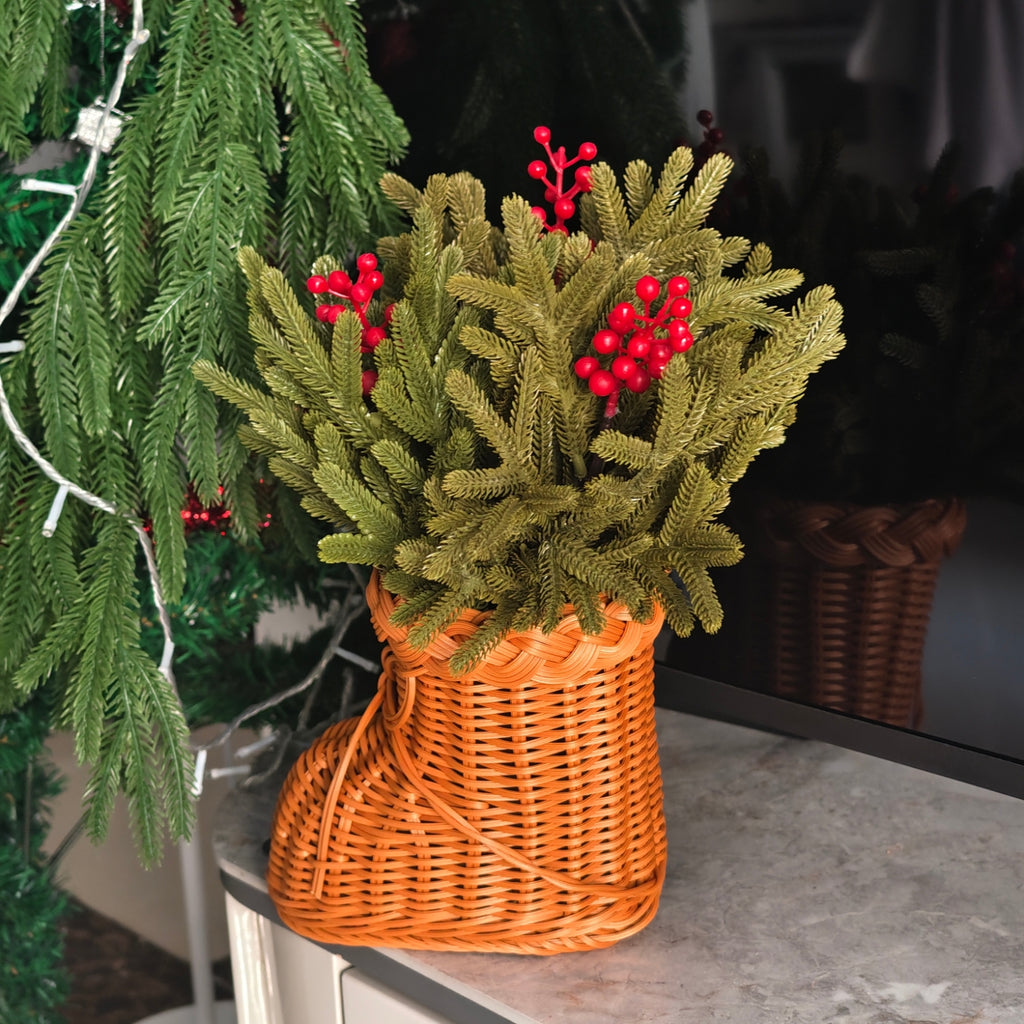 40 cm Tiges artificielles de pin de Norfolk avec baies rouges dans un vase en rotin tissé à pieds – Décorations de Noël