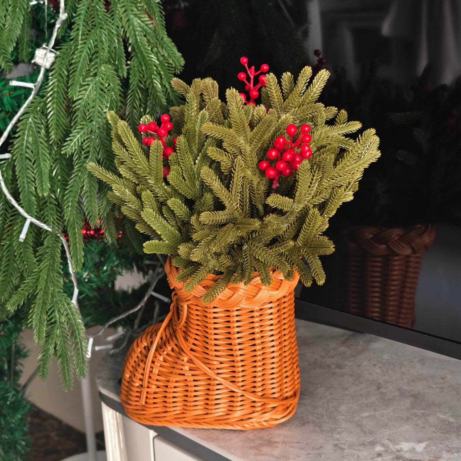 40 cm Tiges artificielles de pin de Norfolk avec baies rouges dans un vase en rotin tissé à pieds – Décorations de Noël