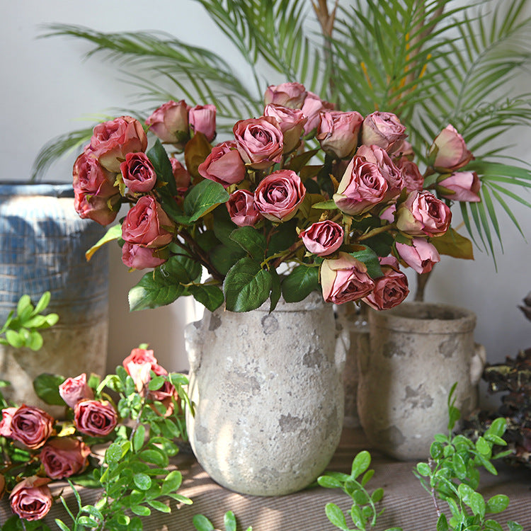43 cm de roses artificielles à bordures desséchées avec tiges