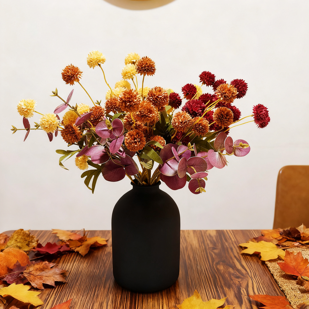 Centre de table de chrysanthèmes artificiels en soie d'automne - Fleurs kiku orange brûlé, jaune profond et rouge profond avec eucalyptus prune