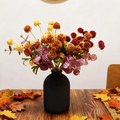 Centre de table automnal en chrysanthèmes artificiels – Fleurs kiku, eucalyptus et tons chauds