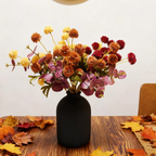 Centre de table de chrysanthèmes artificiels en soie d'automne - Fleurs kiku orange brûlé, jaune profond et rouge profond avec eucalyptus prune