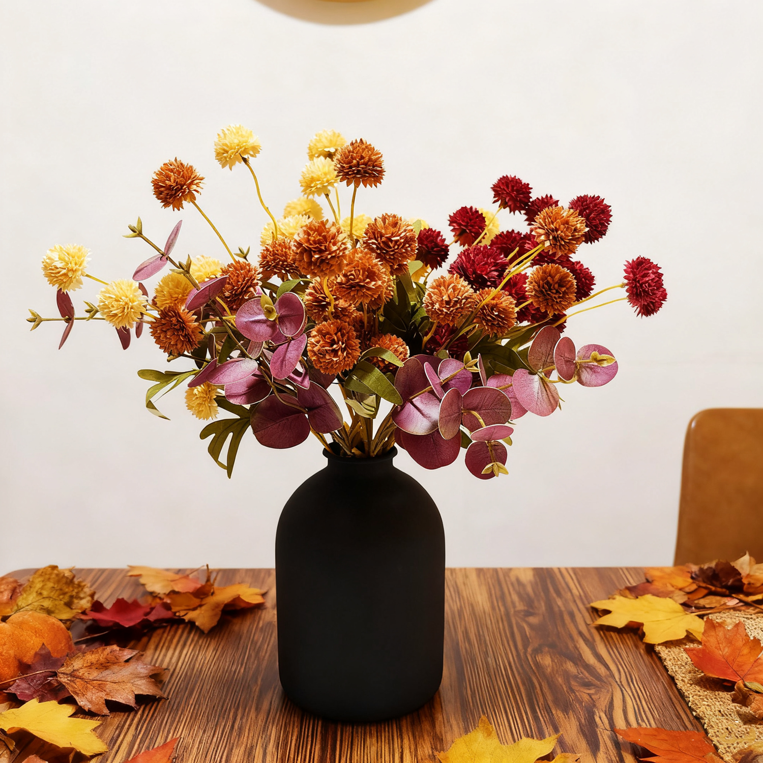 Centre de table de chrysanthèmes artificiels en soie d'automne - Fleurs kiku orange brûlé, jaune profond et rouge profond avec eucalyptus prune