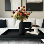 Centre de table de chrysanthèmes artificiels en soie d'automne - Fleurs kiku orange brûlé, jaune profond et rouge profond avec eucalyptus prune