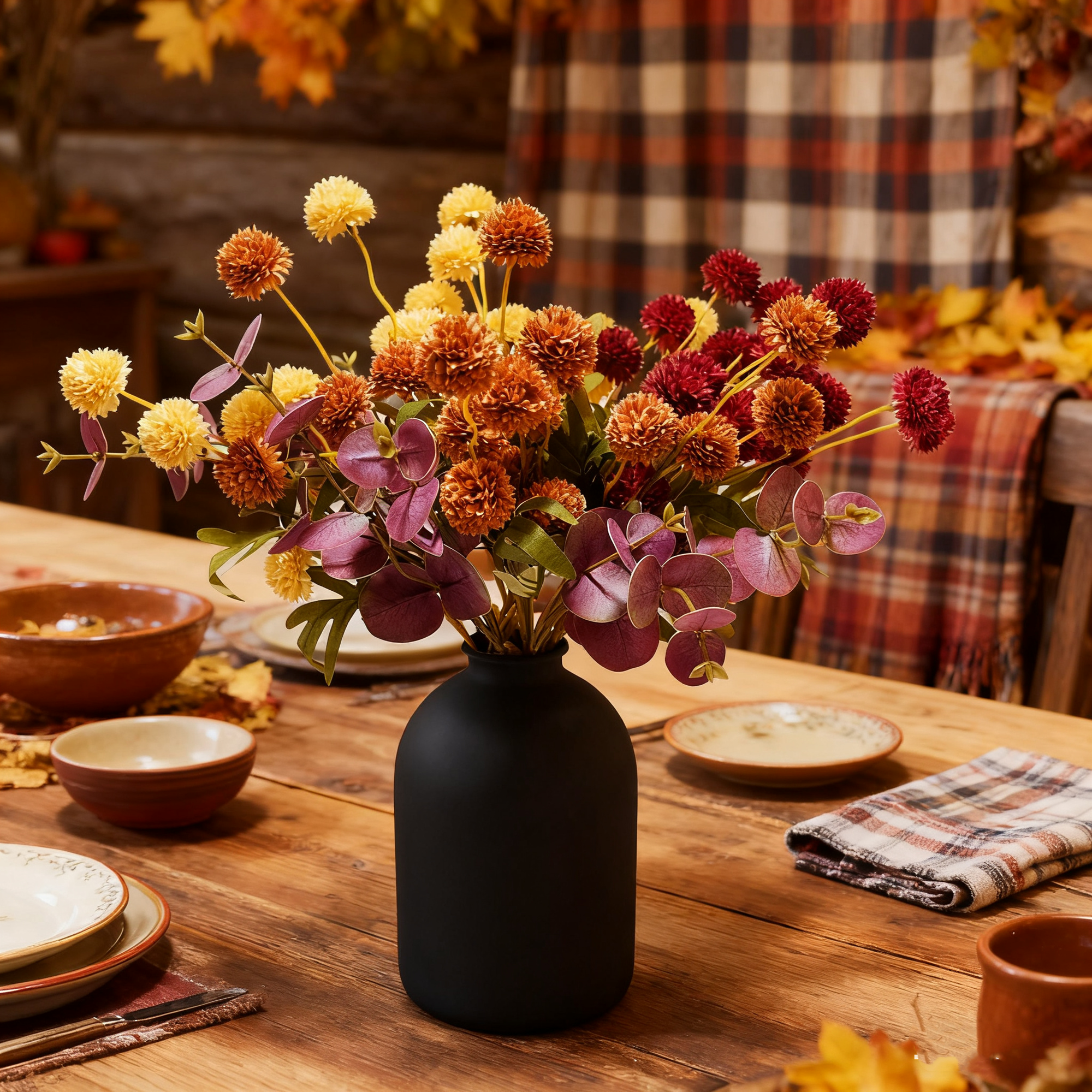 Centre de table de chrysanthèmes artificiels en soie d'automne - Fleurs kiku orange brûlé, jaune profond et rouge profond avec eucalyptus prune