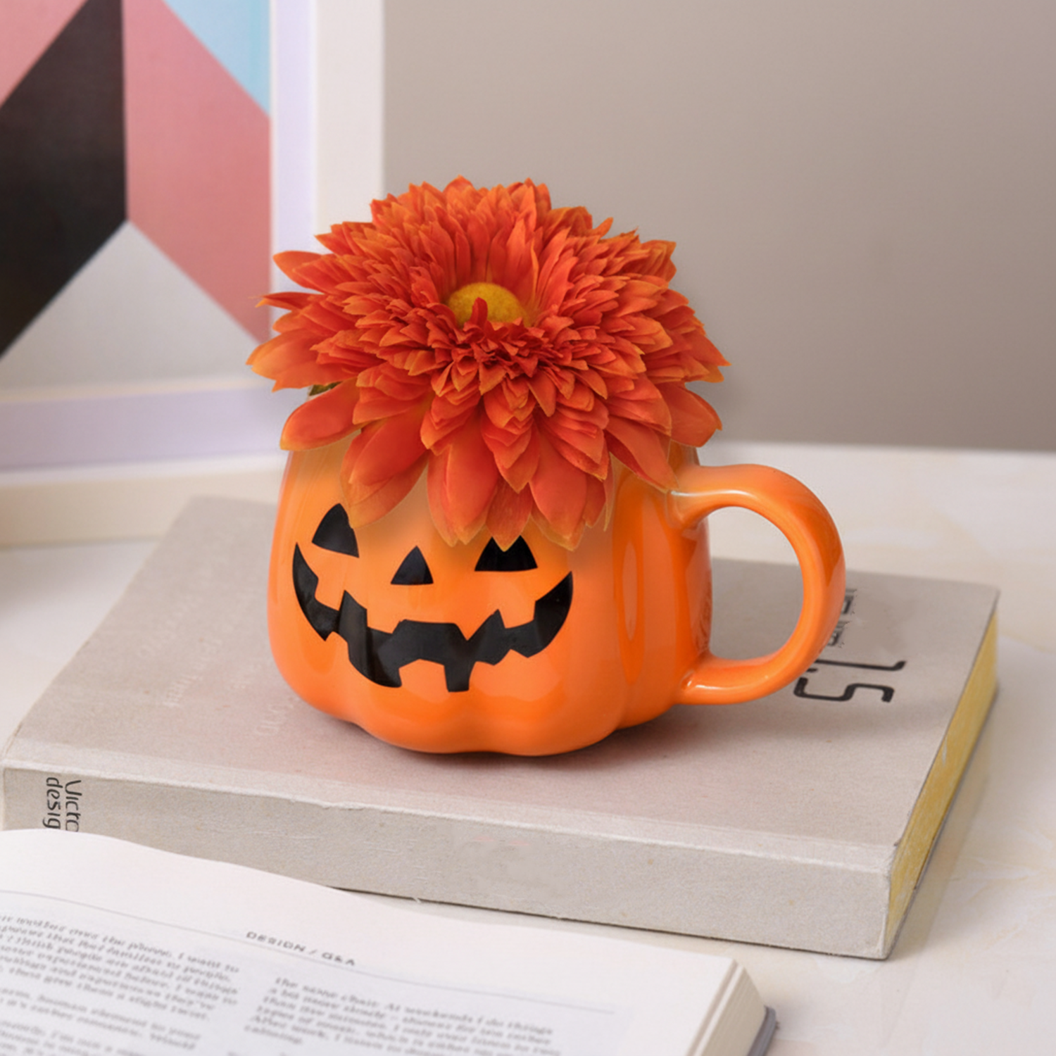 Composition florale d'Halloween - Chrysanthèmes artificiels de 13 cm dans un vase de citrouille en céramique