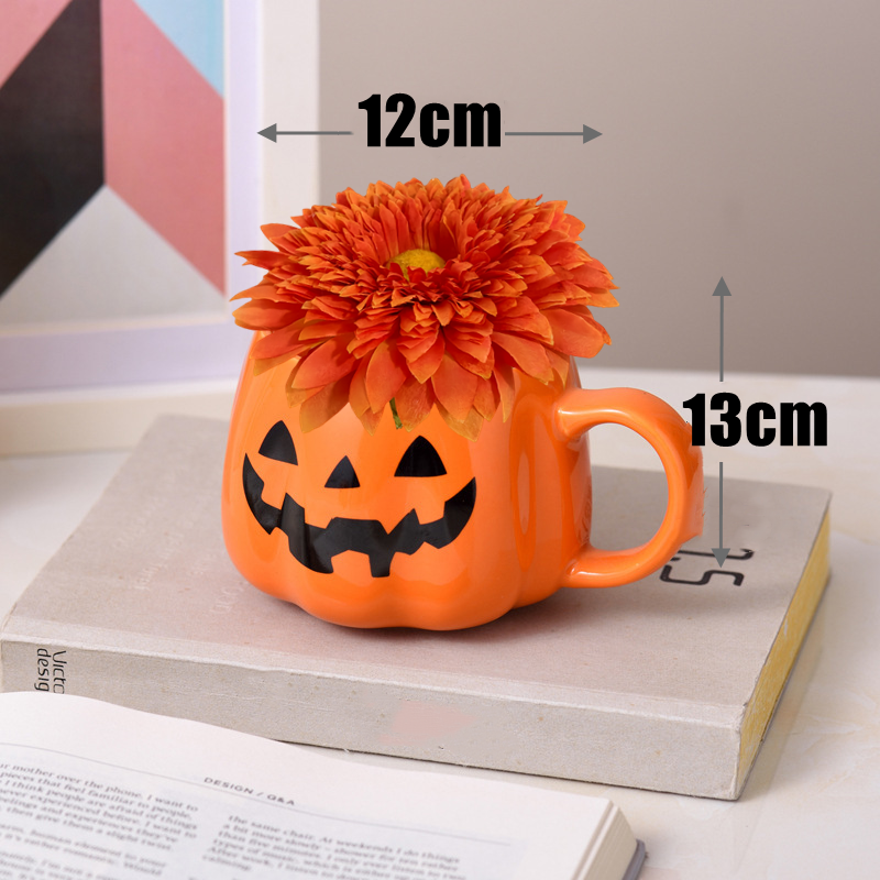 Composition florale d'Halloween - Chrysanthèmes artificiels de 13 cm dans un vase de citrouille en céramique